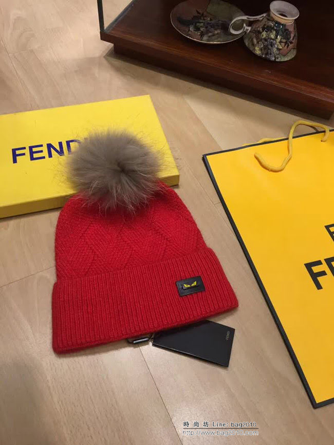 FENDI芬迪 新款羊絨配狐狸毛球 原單帽子圍巾套裝 時尚又保暖 LLWJ7906